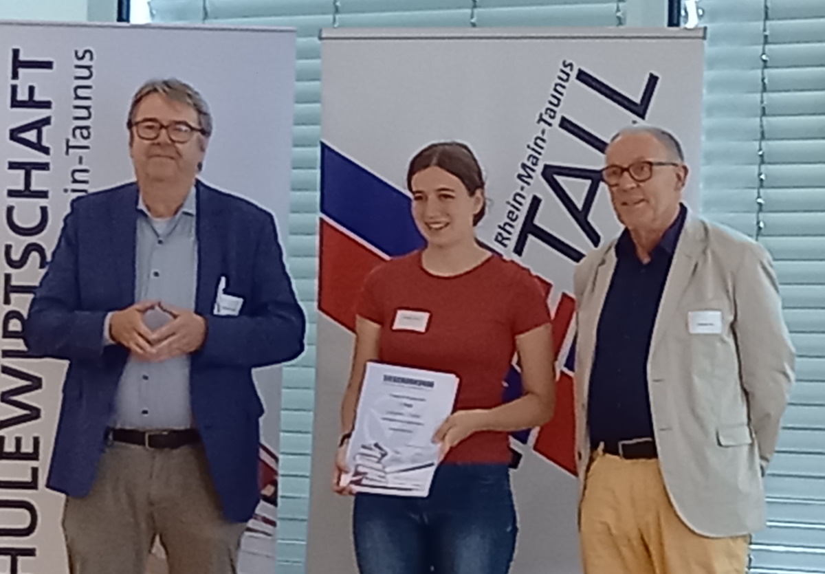 Mehr über den Artikel erfahren Johanna erhält Preis für Praktikumsbericht