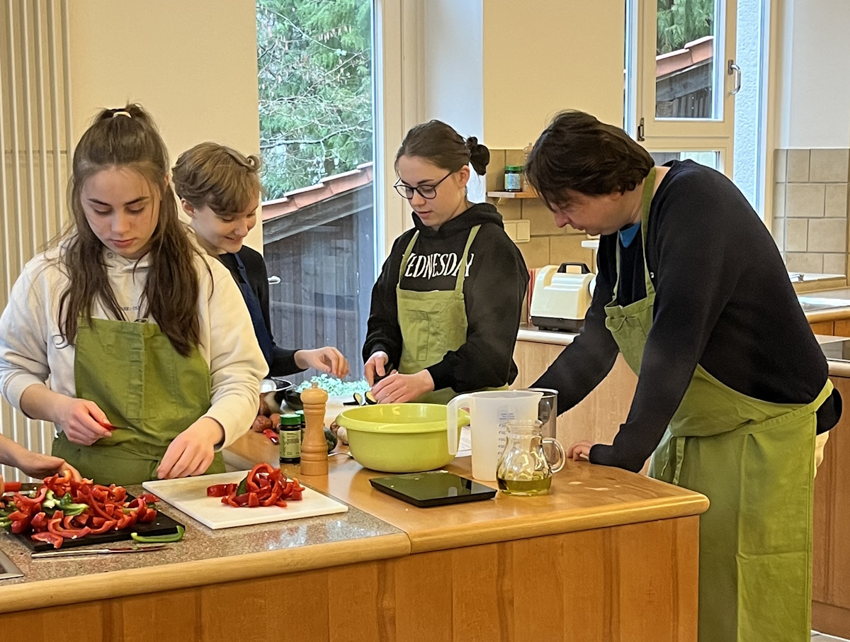 Mehr über den Artikel erfahren Kreativ und gesund – die 8b koch in der Reformhaus-Fachakademie