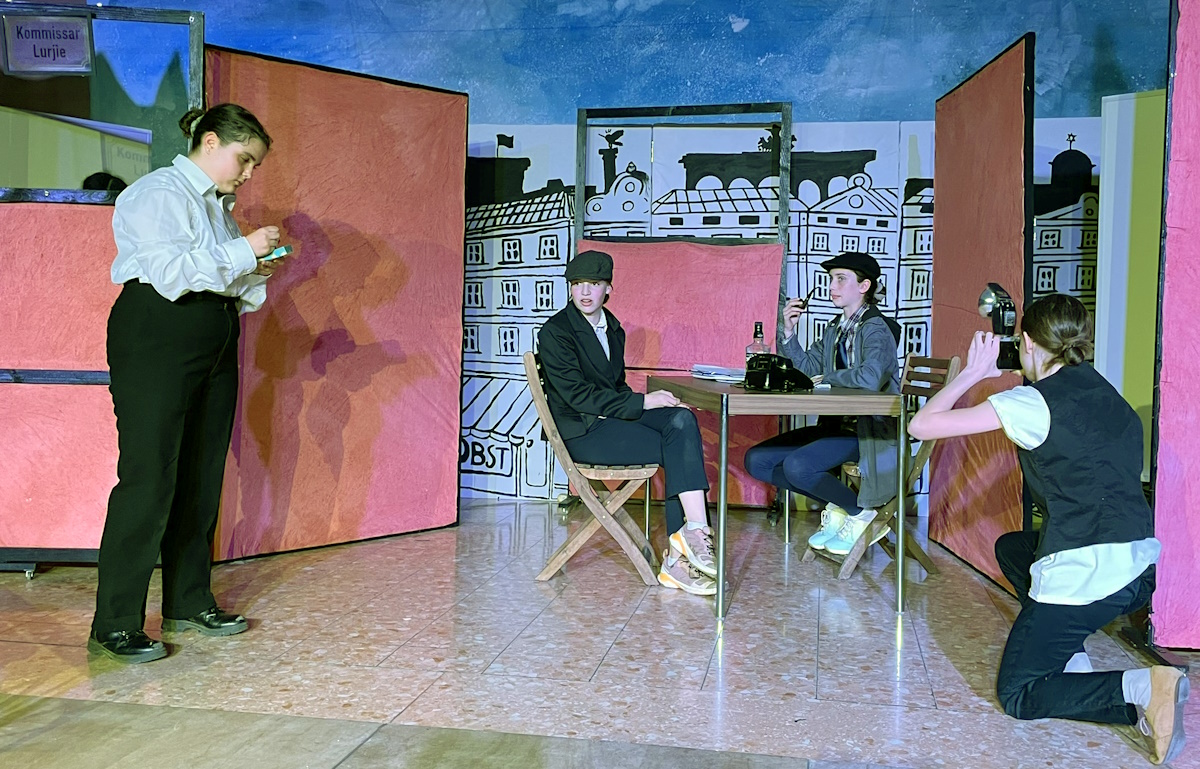 Mehr über den Artikel erfahren Die Theater-AG begeistert mit „Emil und die Detektive“