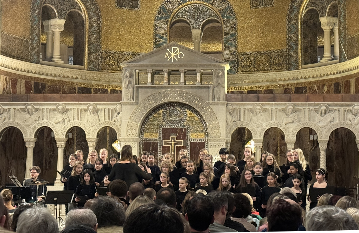 Mehr über den Artikel erfahren Festliches Adventssingen in der Erlöserkirche
